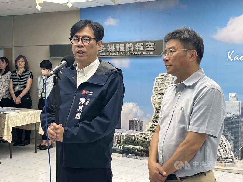 高雄市長陳其邁(前左)14日出席活動前接受聯訪,被問及對於總統賴清德稱中國是境外敵對勢力以及恢復軍審的相關看法。陳其邁說,盼各政黨能以台灣安全為考量凝聚共識,以更好的法律框架解決境外敵對勢力的滲透和對國家主權的威脅。中央社記者林巧璉攝 114年3月14日