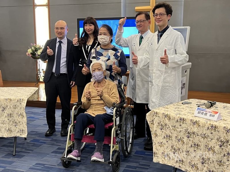 台東馬偕醫院醫師邱威儒(右1)日前替劉姓洗腎患者(前)透過周邊血管內超音波放置靜脈支架,延長血管通暢時間,減少血管持續狹窄風險,進而降低病患往返醫院負擔,這也是台東首例。中央社記者盧太城台東攝 114年3月14日