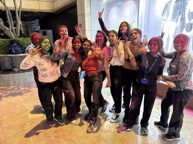 印度基於安全、環保等理由,減少大型荷麗節(Holi)慶祝活動,但民眾仍三五成群把握歡慶的時刻。中央社記者李晉緯新德里攝 114年3月14日