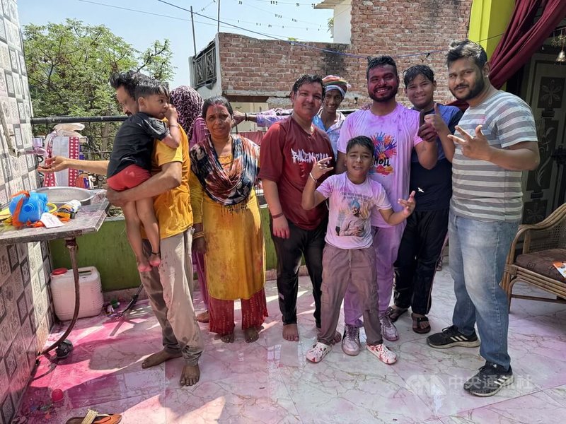 印度人在荷麗節(Holi)除了灑彩粉狂歡,也會用水槍、水球「攻擊」彼此助興。中央社記者李晉緯新德里攝 114年3月14日