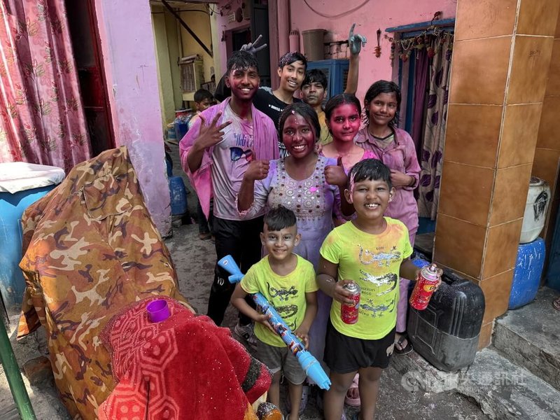 印度人歡度色彩繽紛的荷麗節(Holi),小朋友開心地「重裝出擊」。中央社記者李晉緯新德里攝 114年3月14日