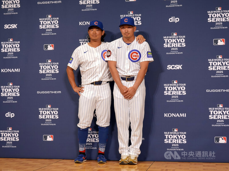 美國職棒大聯盟洛杉磯道奇與芝加哥小熊3月18、19日將於東京巨蛋舉行「東京海外賽」開幕系列賽,小熊隊的日籍選手今永昇太(左)與鈴木誠也(右)出席記者會,應媒體要求拍照時,鈴木有點搞笑。中央社記者楊明珠東京攝 114年3月14日