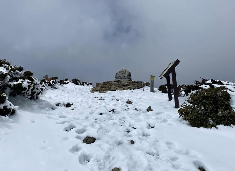中央氣象署預報週末將有鋒面、冷氣團來襲,雪霸國家公園管理處14日表示,雪山地區極可能再降雪,提醒山友務必做好保暖及雪攀準備。(雪管處提供)中央社記者管瑞平傳真 114年3月14日