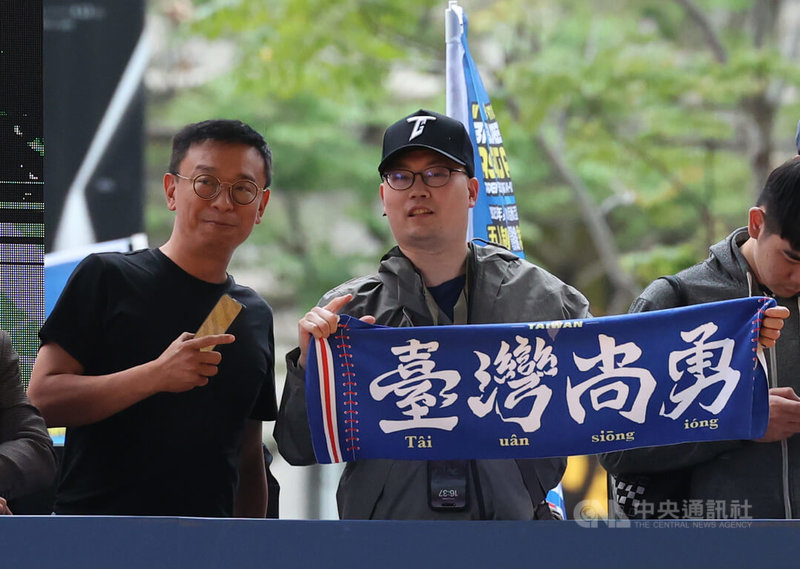 U18亞洲盃5人制棒球賽冠軍戰14日在台北表演藝術中心南極座廣場舉行,由地主台灣與日本交手,許多民眾到場關注,手持應援毛巾為選手加油。中央社記者張新偉攝 114年3月14日