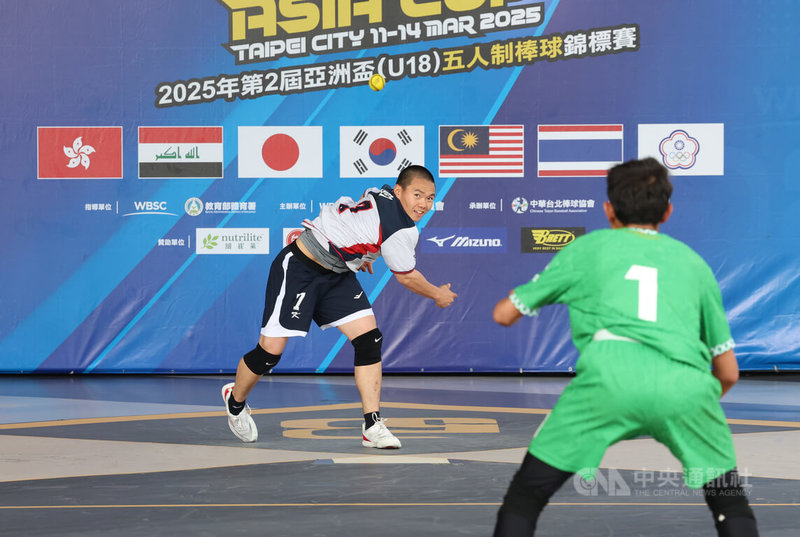 U18亞洲盃5人制棒球賽韓國(白衣)擊敗伊拉克(綠衣),連兩屆奪下季軍,也確定取得2025年在墨西哥舉行的世界盃門票。中央社記者張新偉攝 114年3月14日