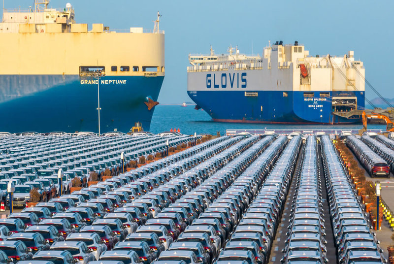 中國國有企業中國遠洋海運集團與德國汽車物流供應商BLG(BLG Logistics)達成合作,將降低中國汽車在歐洲市場的運輸成本。圖為2023年3月17日煙台港外貿商品車「出海」場景。(中新社提供)中央社 114年3月14日