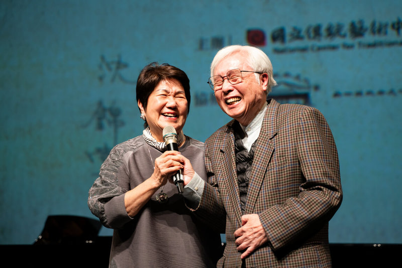 音樂家賴德和(右)2024年首度無償讓與著作財產權給傳藝中心,他14日出席作曲家沈錦堂著作財產權讓與儀式記者會,與沈錦堂的夫人牛玉峯(左)互動,氣氛熱絡、溫馨。(傳藝中心提供)中央社記者葉冠吟傳真 114年3月14日