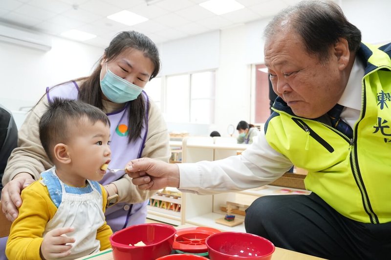 澎湖縣第6家公設民營「大賢公共托嬰中心」14日在澎湖勞工育樂中心1樓揭牌啟用,提供30個收托名額,盼讓家長能安心托育。圖為澎湖縣長陳光復(右)與孩童互動。(澎湖縣政府提供)中央社 114年3月14日