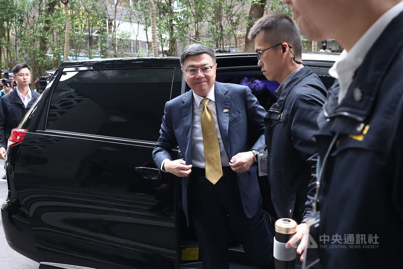立法院14日繼續進行施政總質詢，行政院長卓榮泰（中）上午搭車抵達立院，準備步入議場。中央社記者王騰毅攝  114年3月14日