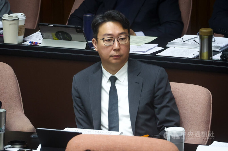 交通部長陳世凱14日在立法院受訪表示,有相當多民眾赴中後被滯留,希望民眾若以旅行團方式赴中國都必須登錄,讓政府有資料,若發生事情政府才會知道。圖為立法院14日繼續進行施政總質詢,陳世凱列席會議。中央社記者王騰毅攝 114年3月14日