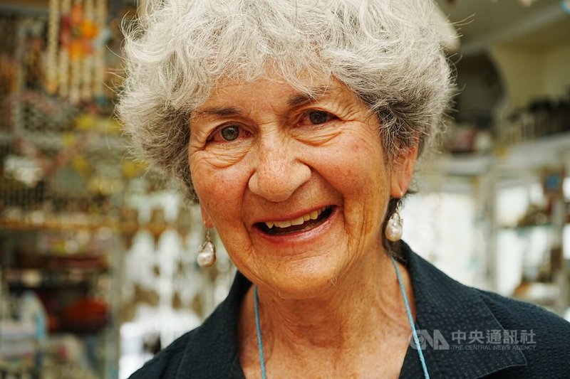 喜愛貝殼的美國畫家卡洛兒‧凱琴(Carole Katchen)(圖)14日到訪恆春一間貝殼店,並戴上她在店內挑選的耳環。中央社記者黃郁菁攝 114年3月14日