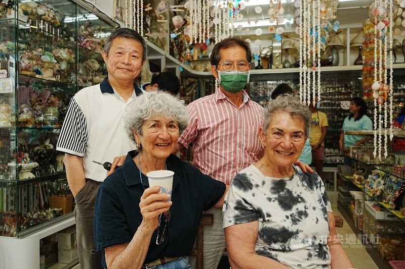 美國畫家卡洛兒‧凱琴(Carole Katchen)(前左)應屏東畫家陳立德(後右)之邀來台創作,與妹妹琳達(Linda Katchen)(前右)、翻譯謝德謙(後左)等走訪屏東、台東海岸。中央社記者黃郁菁攝 114年3月14日