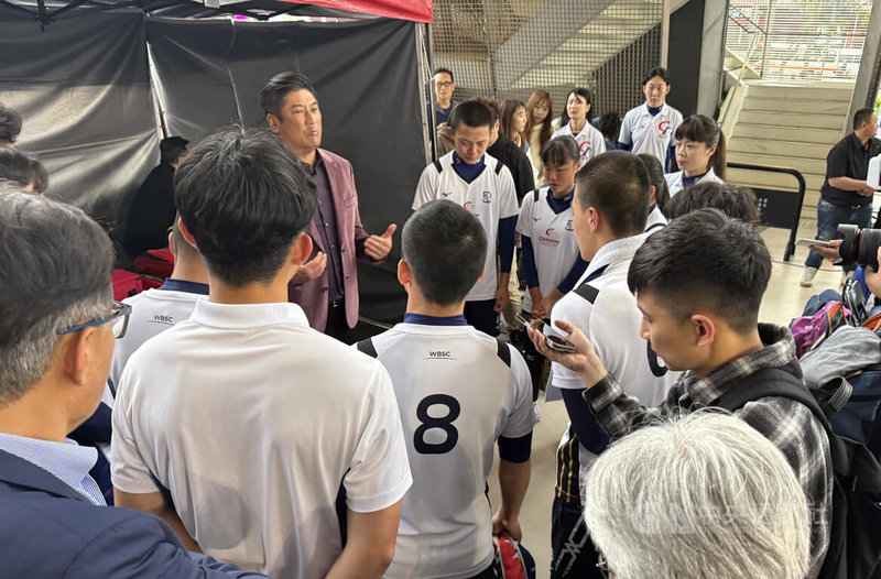 U18亞洲盃5人制棒球賽台灣隊與日本隊14日爭冠,兩隊鏖戰至第3盤,台灣最終沒能翻轉戰局、獲亞軍,賽後棒協理事長辜仲諒(後左紫色西裝者)在場邊勉勵選手。中央社記者謝靜雯攝 114年3月14日