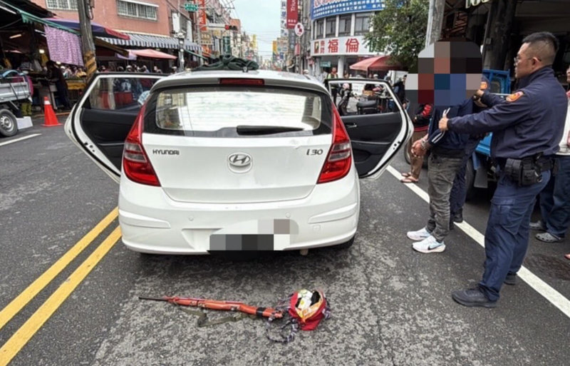 台中市東勢警分局員警14日上午追捕通緝犯,並在犯嫌車上起出獵槍及毒品吸食器。(民眾提供)中央社記者趙麗妍傳真 114年3月14日