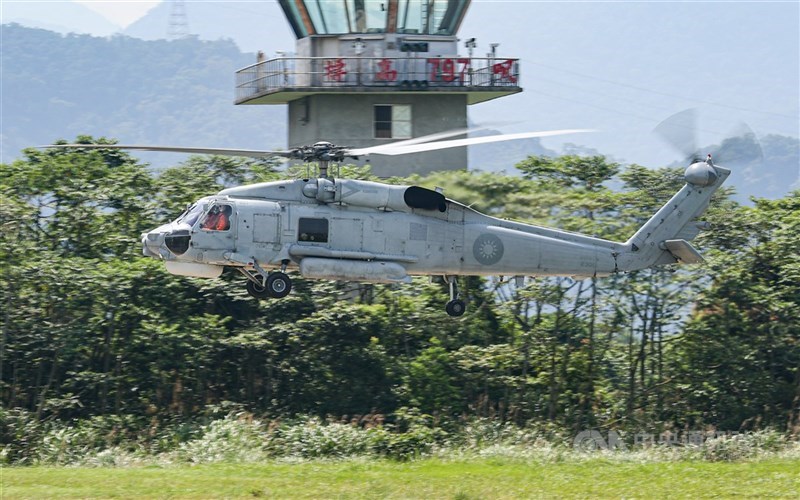 目前編配有反潛直升機的海軍反潛航空大隊,已於1日調整為海軍反潛航空指揮部。圖為海軍S-70C反潛直升機進行訓練。(中央社檔案照片)