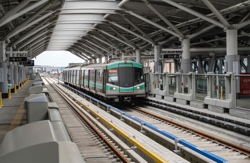 高雄捷運紅線岡山車站。(高雄市捷運局提供)