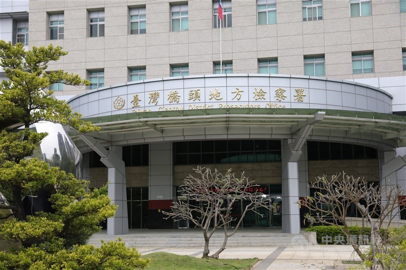 謝姓男大學生涉在高中時期利用通訊軟體引誘國小女童拍攝不雅照,幸女童母親察覺有異報警。謝男遭橋檢聲押後獲5萬元交保,依違反兒少性剝削防制條例起訴。圖為橋頭地檢署外觀。(中央社檔案照片)