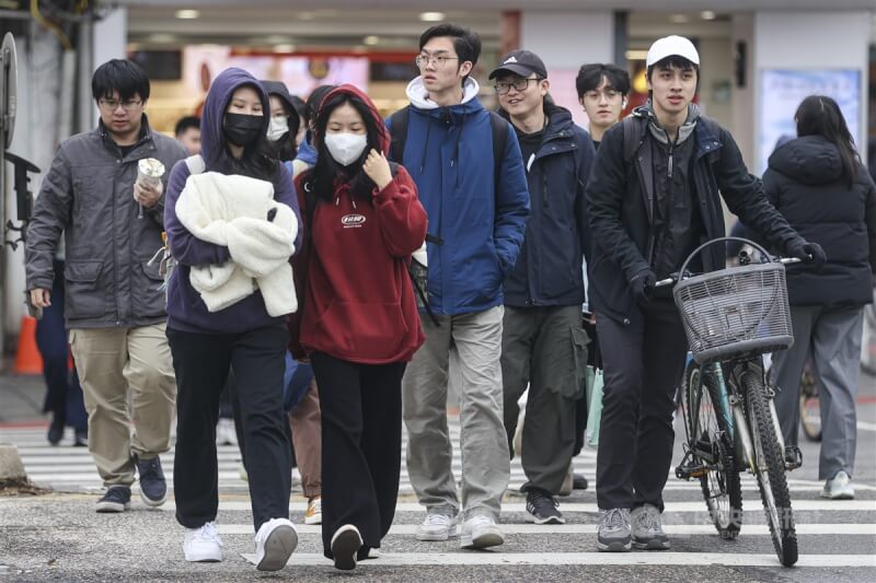 圖為台北市大安區許多民眾身穿厚衣通勤。（中央社檔案照片）
