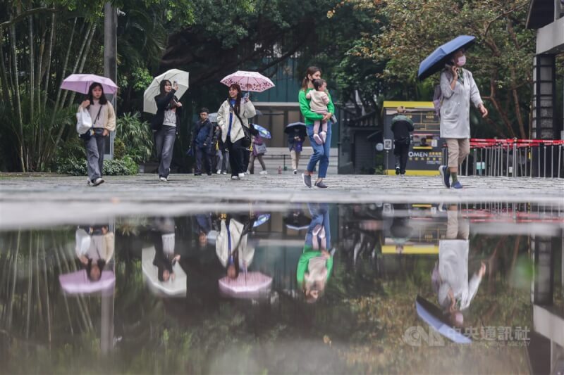 圖為台北市區午後雨勢稍歇，民眾撐傘在松山文創園區逛街。中央社記者裴禛攝 114年3月14日