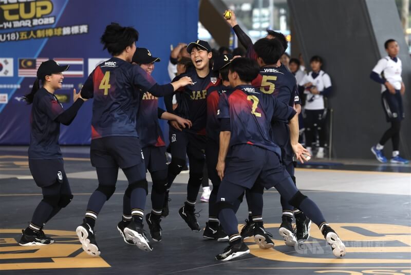 U18亞洲盃5人制棒球賽冠軍戰14日下午在台北舉行,終場由日本隊(圖)擊敗地主台灣拿下冠軍,選手們情緒嗨翻,衝入場中歡呼慶祝。中央社記者張新偉攝 114年3月14日