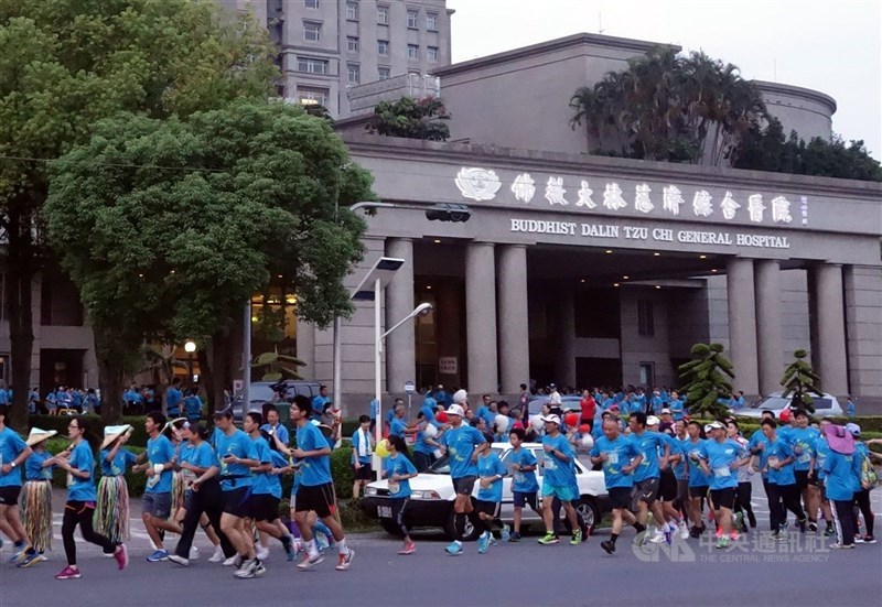 嘉義縣政府衛生局攜手嘉義大林慈濟醫院(圖)等43家醫療院所營造高齡友善環境,通過國民健康署高齡友善機構認證。(中央社檔案照片)