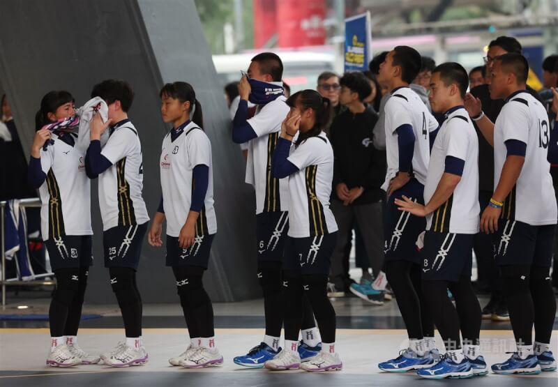 2025第2屆U18亞洲盃5人制棒球賽14日由台灣與日本爭冠,台灣隊終場未能翻轉戰局、拿下亞軍,雖取得世界盃門票但無緣連霸亞洲盃,賽後選手紛紛落淚。中央社記者張新偉攝 114年3月14日