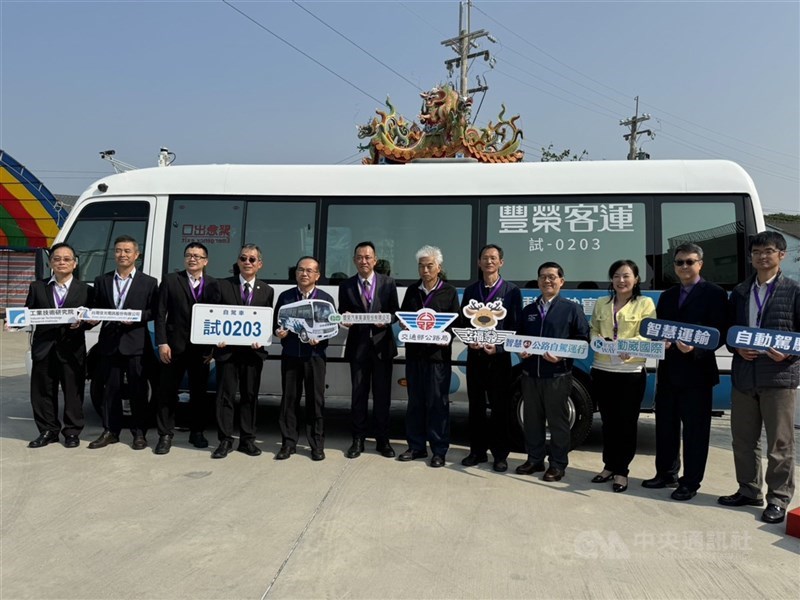 台灣開發自駕公車，交通部14日發布「自駕公車實驗運行安全指引」，期盼2029年在台灣舉辦的智慧運輸（ITS）世界大會發表。圖為公路局委託豐榮汽車客運實行「智慧自駕公路實證DRTS試辦計畫」，在台61線導入自駕公車營運服務。（中央社檔案照片）