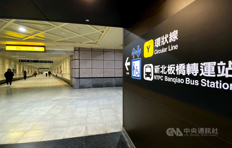新北市政府捷運工程局表示,將在板橋火車站東一門處新設新北環狀線板橋站出入口,轉乘步行時間減半,可大幅縮短至5分鐘。圖為捷運板南線轉乘環狀線,行經台鐵板橋火車站地下道現狀。中央社記者黃旭昇新北市攝 114年3月14日