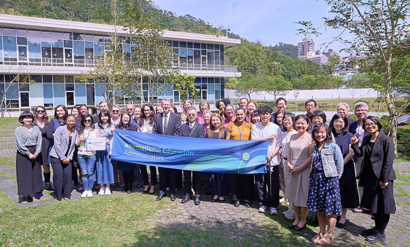 政治大學14日發布新聞稿,由海外頂尖大學人員組成的傅爾布萊特(Fulbright)國際事務人員訪問團,一行18人近日到訪政治大學,特別關注人文AI(人工智慧)與雙語教育在台灣的發展。(政大提供)中央社記者陳至中台北傳真 114年3月14日