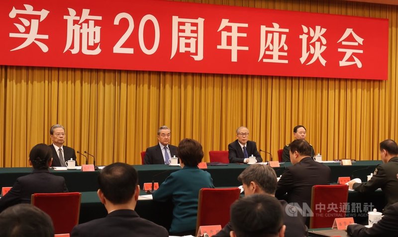 中國「反分裂國家法」實施20週年座談會14日上午在北京人民大會堂舉行。全國人大常委會委員長趙樂際(左1),中央外事工作委員會辦公室主任、外交部長王毅(左2),全國人大常委會副委員長李鴻忠(右2),中央軍委委員、中央軍委聯合參謀部參謀長劉振立(右1)出席。中央社記者謝怡璇北京攝 114年3月14日