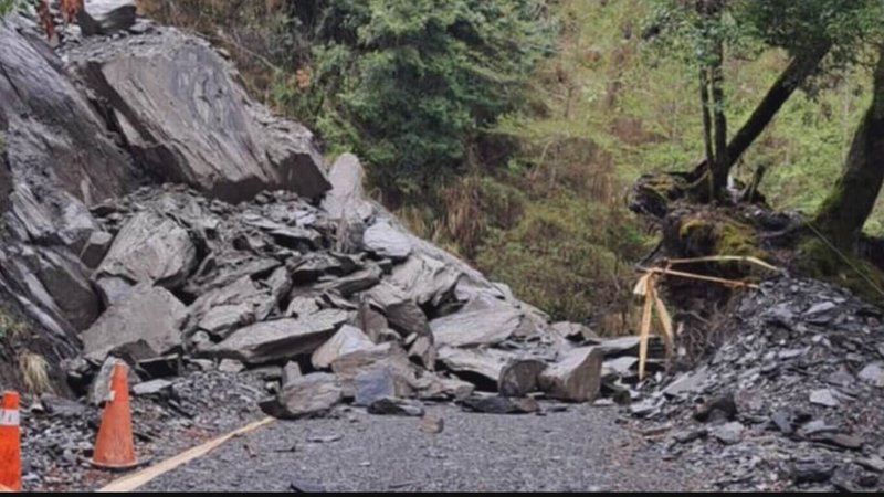 大鹿林道東線5.2公里處14日大雨影響,發生落石坍方,阻礙車道通行,雪霸國家公園管理處已通知廠商搶修,但基於安全,即日起暫時禁止車輛進入。(雪霸國家公園管理處提供)中央社記者管瑞平傳真 114年3月14日