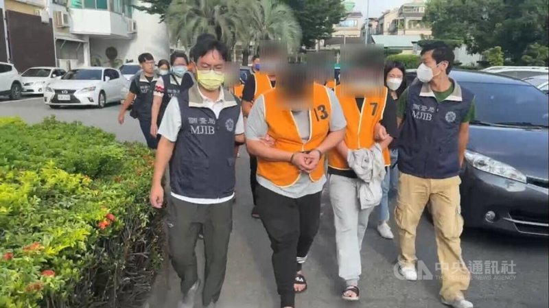 莊姓男子涉嫌在台中成立話務轉接卡池機房,供詐騙集團位於境外的話務機房對印度民眾進行詐騙,調查局循線逮捕莊男等10人法辦。(翻攝照片)中央社記者蘇木春傳真 114年3月14日