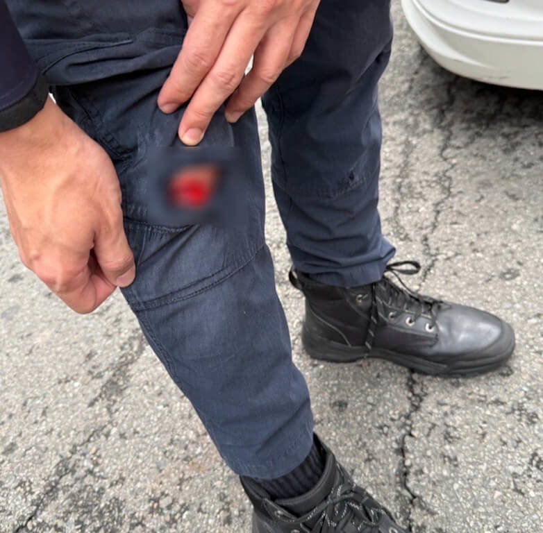 台中市東勢警分局員警14日上午追捕通緝犯,犯嫌棄車逃逸,員警一路追趕並呼叫支援警力,過程員警跌倒受傷,膝蓋、手受輕傷。(民眾提供)中央社記者趙麗妍傳真 114年3月14日