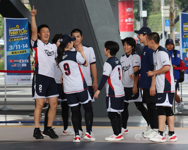 U18亞洲盃5人制棒球賽韓國隊擊敗伊拉克,連兩屆奪下季軍,也確定取得2025年在墨西哥舉行的世界盃門票。圖為韓國選手贏下比賽後開心慶祝。中央社記者張新偉攝 114年3月14日