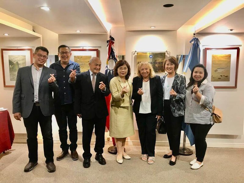 台灣向布蘭卡灣市致上關懷,展現台阿長期友誼與支持,並參與當地災後重建工作。(左4駐阿根廷代表謝妙宏、右3布蘭卡灣市都市規劃局秘書維奇)。(台灣駐阿根廷代表處提供)中央社記者黃韻如布宜諾斯艾利斯傳真 114年3月14日