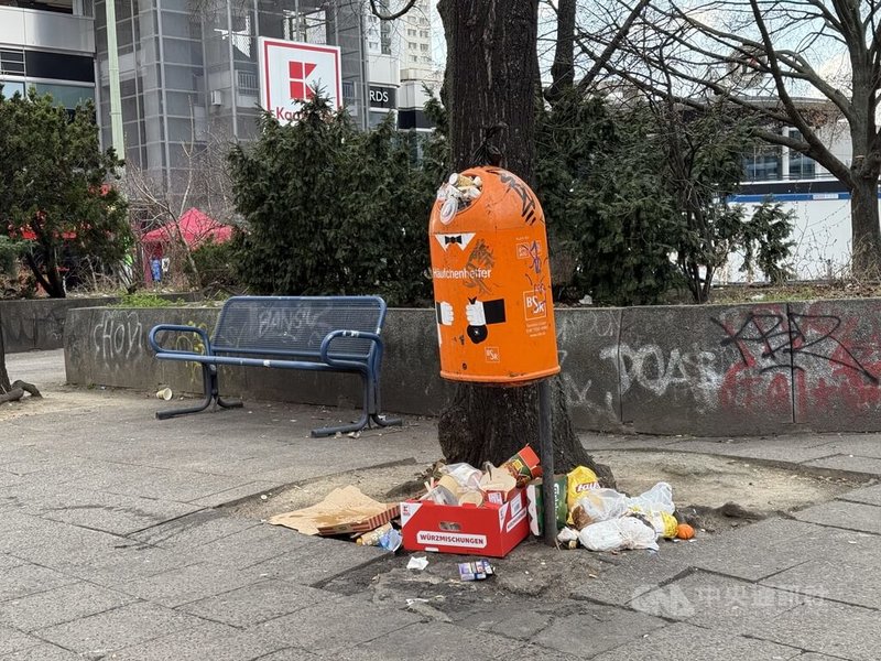 柏林街道隨處可見的橘色垃圾桶，由柏林城市清潔公司（BSR）設置並負責清運。罷工期間，垃圾不斷堆積，溢出桶外，散落街頭無人處理。中央社記者林尚縈柏林攝 114年3月15日