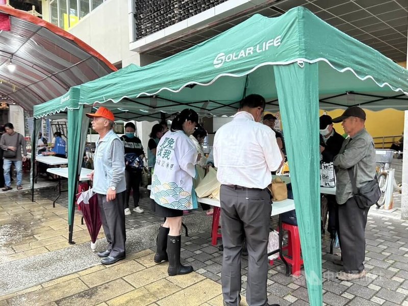 民進黨「人民是頭家」政策宣講會15日在台中舉行，一旁也有罷免國民黨立委的公民團體擺攤，為衝刺二階連署努力。中央社記者賴于榛攝  114年3月15日