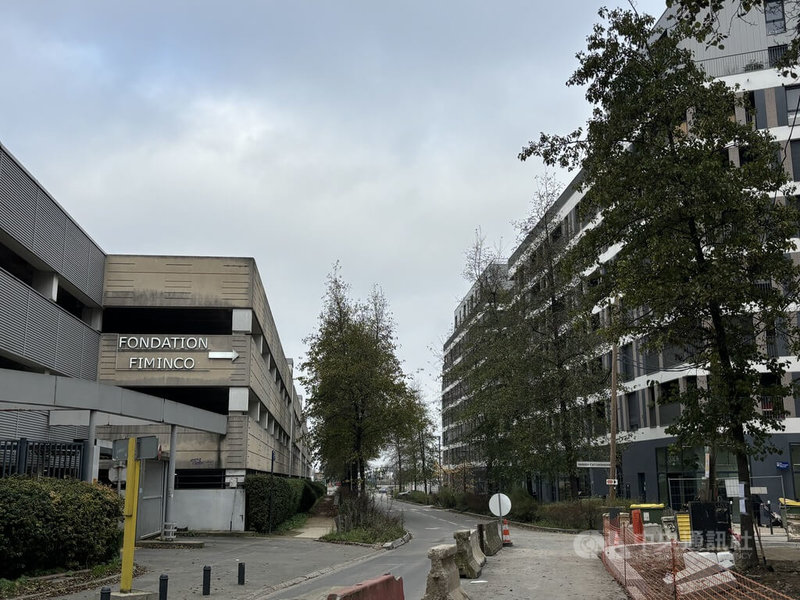 羅曼維爾是巴黎北郊具歷史感的市鎮,距地鐵站15分鐘腳程。由建商推動、分階段打造的菲夢可藝文街區正如火如荼興建,入口處可見菲夢可基金會的指標。中央社記者曾婷瑄巴黎攝 114年3月15日
