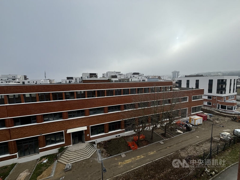 巴黎菲夢可藝文街區占地5萬平方公尺,集結私人與公家機構,除藝廊、藝術家工作室外,還有帕森設計學院巴黎分校、國家藝術戲劇學院、各種展演空間。街區有嶄新建物,也保留舊製藥廠,活化地方。中央社記者曾婷瑄巴黎攝 114年3月15日