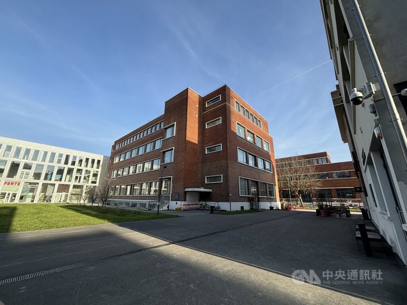 作為集結世界65個文化街區「全球文化街區網絡」的一員,巴黎菲夢可藝文街區的特殊之處不只在打造「藝文特區」,而是結合藝文機構與一般住宅。廣場旁的咖啡廳是居民與藝術家交流的好地方。中央社記者曾婷瑄巴黎攝 114年3月15日