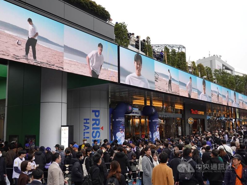 美國職棒大聯盟洛杉磯道奇與芝加哥小熊18日將於東京巨蛋舉行海外開幕戰,15日道奇總教練羅伯茲在記者會被問及是否看過道奇日籍選手大谷翔平的新廣告,內容是大谷踢花式足球。羅伯茲讚說:「實在太厲害了,連這種能力都有。」中央社記者楊明珠東京攝 114年3月15日