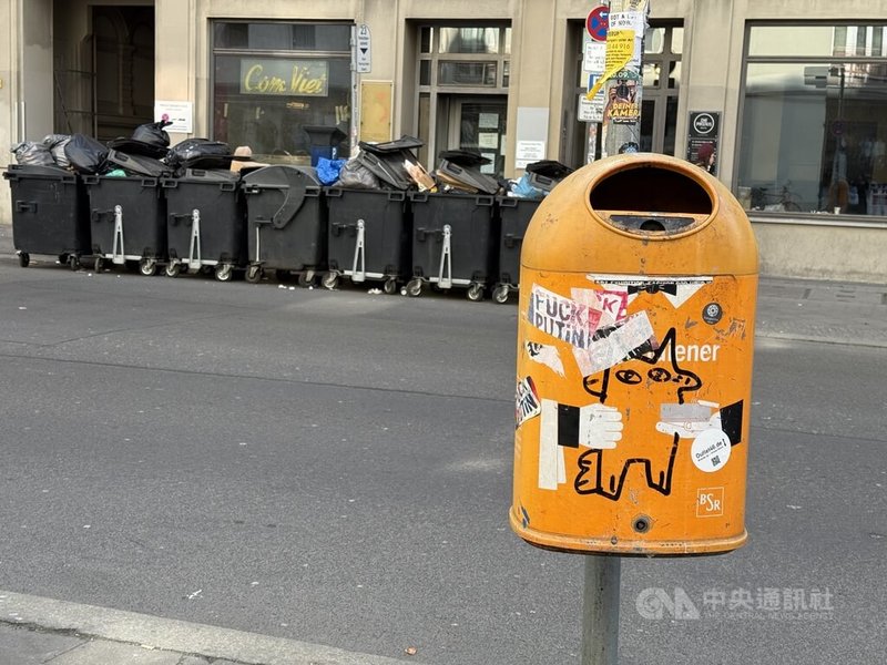 柏林城市清潔公司(BSR)通常每週收運垃圾1至2次,並為減少交通影響,清運作業大多於上午9點前完成。然而,在罷工期間,垃圾桶無人清理,難得見到它們下午仍滯留在街頭。中央社記者林尚縈柏林攝 114年3月15日
