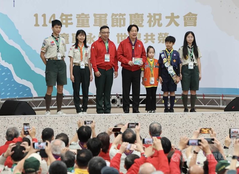 「114年全國童軍節慶祝大會」15日在陽明山舉辦，總統賴清德（中）、中華民國童軍總會理事長林明裕（左3）出席，並與童軍代表合影。中央社記者趙世勳攝　114年3月15日