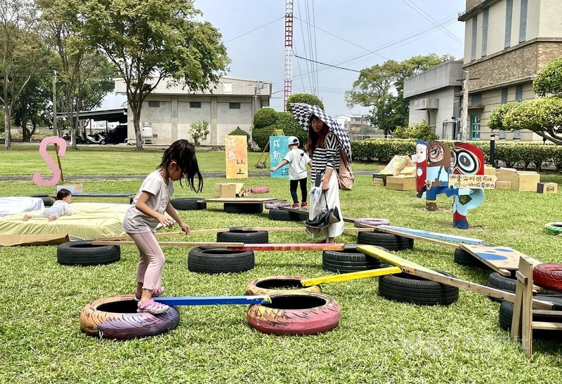 綠油油草地伴隨著孩子們的歡笑聲，第17屆草草戲劇節「以上與未滿」15日正式開幕，其中「外野」展區、國家廣播文物館也化身親子遊憩放電空間。中央社記者葉冠吟攝  114年3月15日