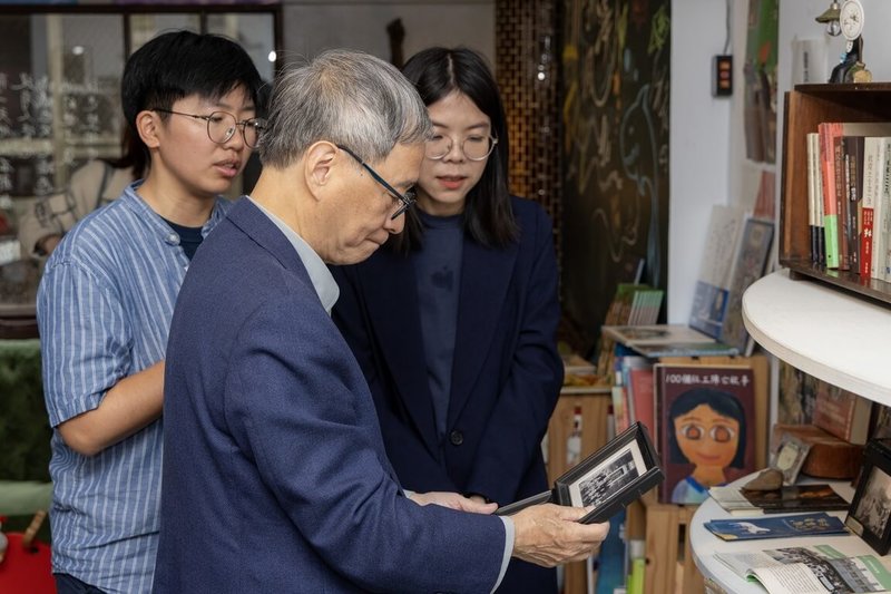 「苑裡掀海風」為苗栗縣苑裡鎮首家獨立書店，書店共同創辦人劉育育（右）及林秀芃（左）15日一同向文化部長李遠（中）介紹店內選書。（文化部提供）中央社記者王寶兒傳真  114年3月15日