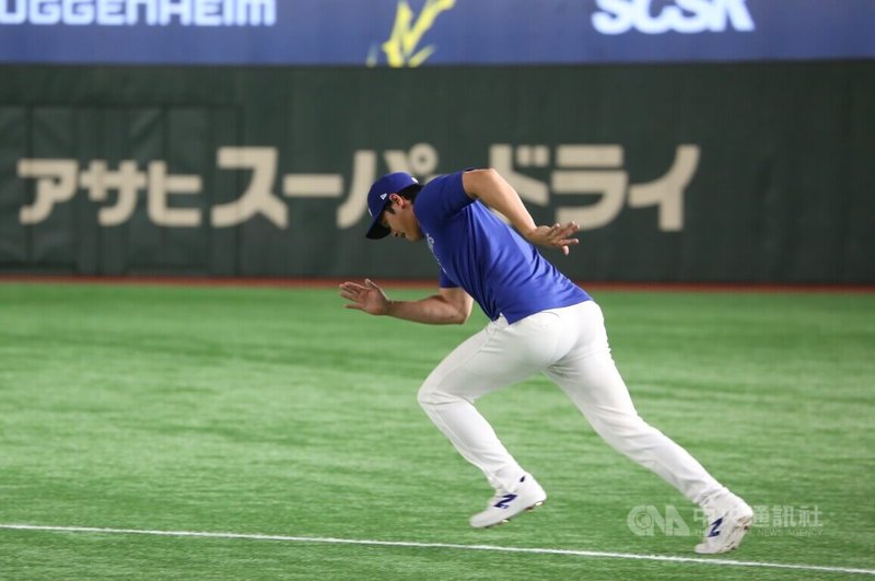 美國職棒大聯盟洛杉磯道奇與芝加哥小熊18日將於東京巨蛋舉行海外開幕戰,兩隊有5名日籍球員,在日本掀起狂熱,尤其是道奇隊的大谷翔平。道奇總教練羅伯茲表示,「大谷這6、7年來已成了獨自一人背起日本整體、具代表性的選手」。中央社記者楊明珠東京攝 114年3月15日