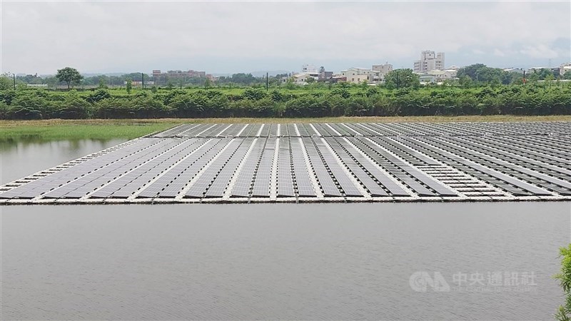 國民黨立委質疑，不少老農配合政策把農地租給光電業者，卻因此失去農保，被政府「養套殺」。圖為浮力式太陽能發電系統。（中央社檔案照片）