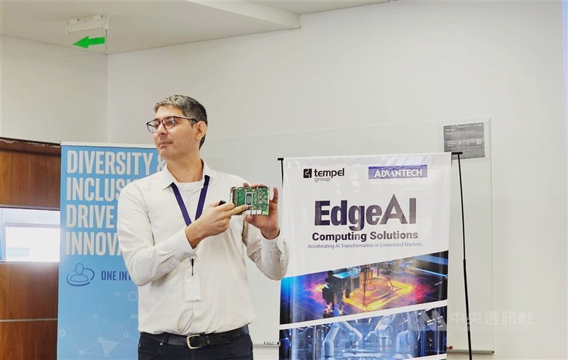 今年PCB成長動能預計仍由AI領航，其中邊緣AI（Edge AI）應用加速普及。圖為晶片大廠英特爾13日在阿根廷一場論壇上，展示與台廠邊緣AI技術合作的產品。（中央社檔案照片）