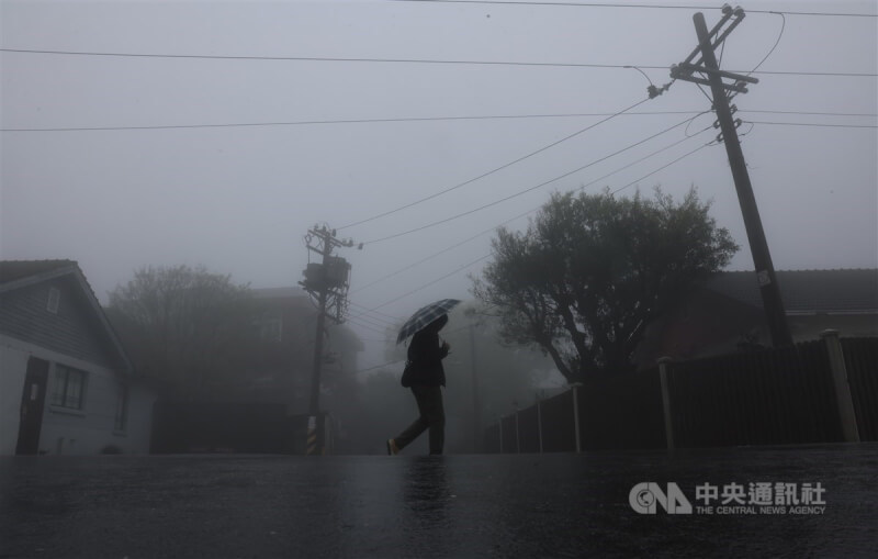 圖為文化大學附近道路起大霧，視線不佳。中央社記者趙世勳攝　114年3月15日