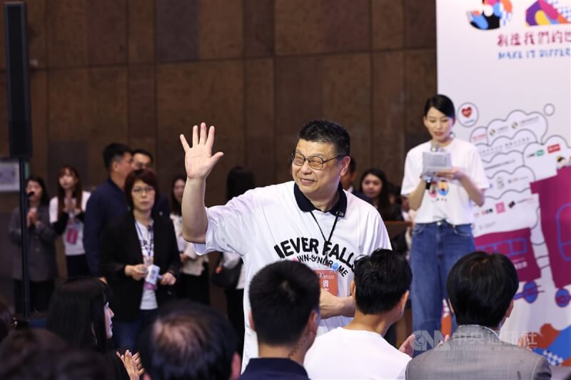 台鐵公司董事長杜微(中)以生涯規畫因素為由突然請辭,他15日下午在台北車站出席唐氏症基金會活動,面對媒體僅願談與活動相關議題,對請辭一事並未多說。圖為杜微向現場與會來賓揮手致意。中央社記者翁睿坤攝 114年3月15日